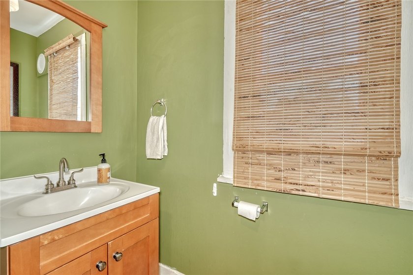 Classic city colonial with 3/4 bedrooms and 1.5 baths. Looking - photo 13