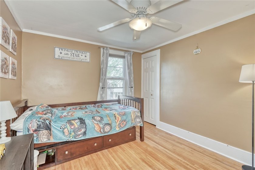 Classic city colonial with 3/4 bedrooms and 1.5 baths. Looking - photo 22