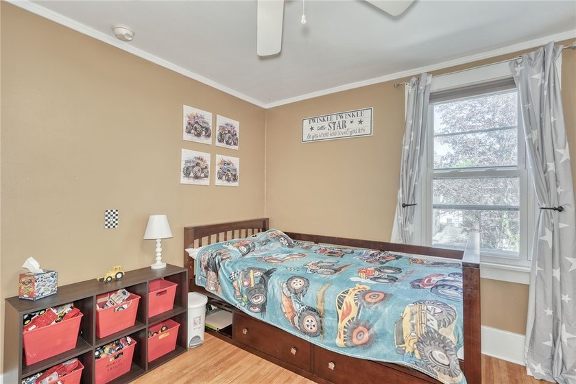 Classic city colonial with 3/4 bedrooms and 1.5 baths. Looking - photo 23