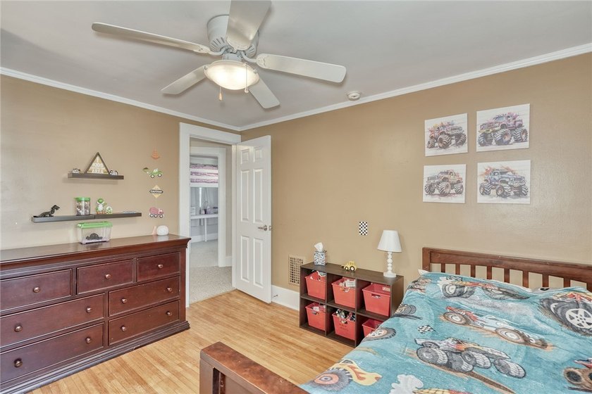 Classic city colonial with 3/4 bedrooms and 1.5 baths. Looking - photo 24