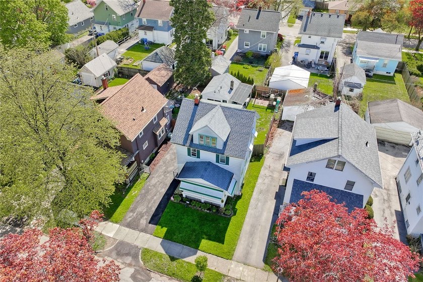 Classic city colonial with 3/4 bedrooms and 1.5 baths. Looking - photo 39