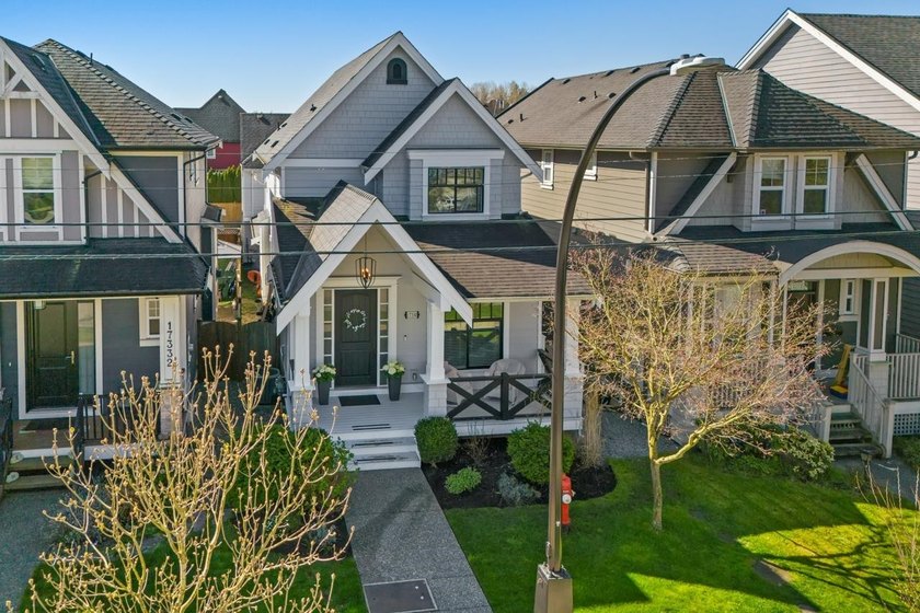 Custom built home by C. Siemens, local builder w/attention to - photo 2