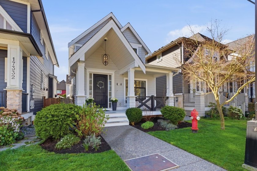 Custom built home by C. Siemens, local builder w/attention to - photo 3