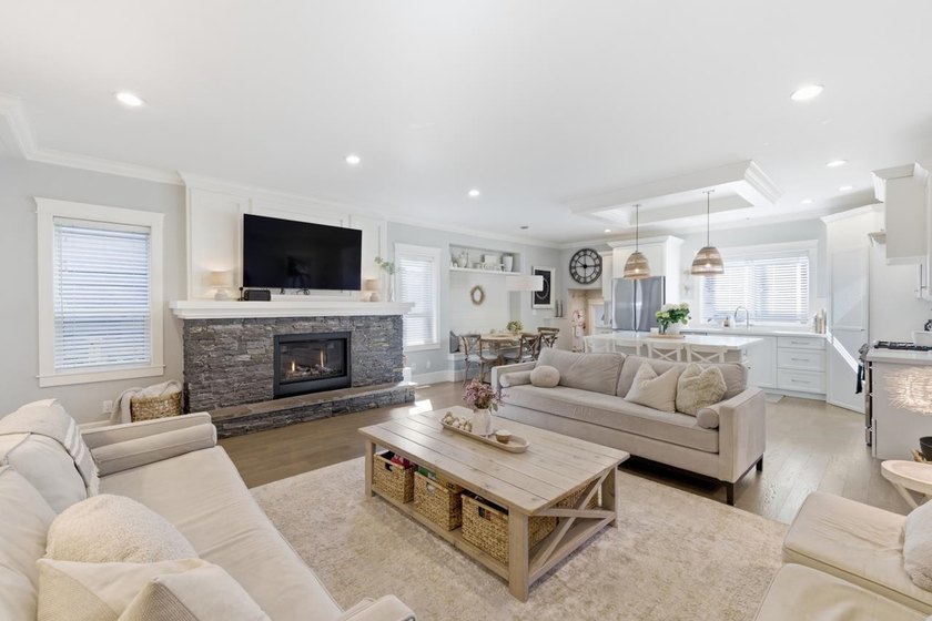 Custom built home by C. Siemens, local builder w/attention to - photo 5