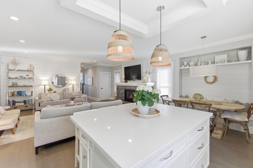 Custom built home by C. Siemens, local builder w/attention to - photo 10
