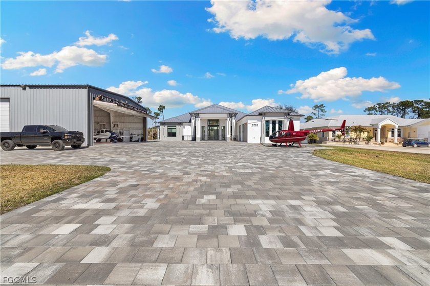 Modern large home on 1 acre, yes 20' entrance ,almost 10,000 sqf - photo 5