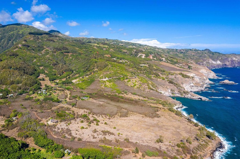 Pristine 370 acres located in Waihe'e Valley on the North Shore - photo 5