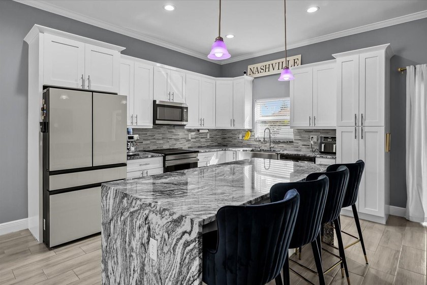 NO HOA! LIKE NEW! Built in 2023, this beautifully upgraded 4-bed - photo 4