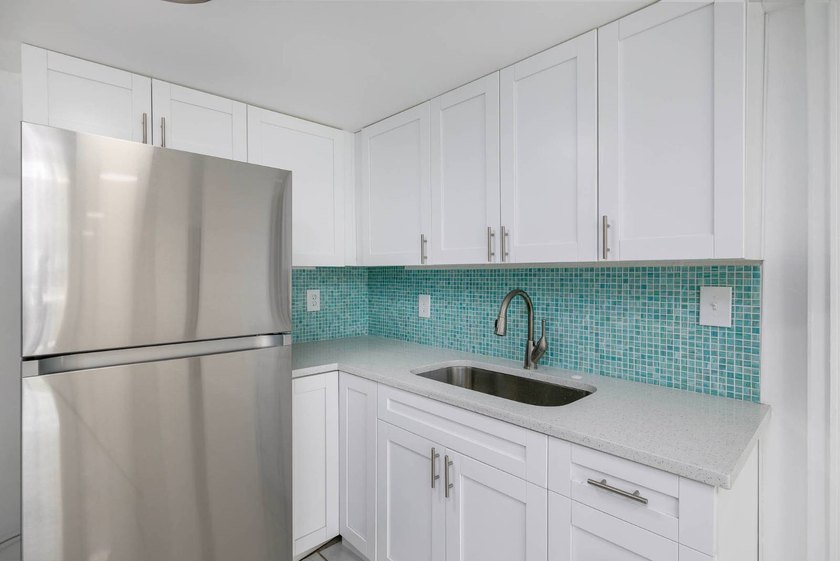 Freshly Updated 2BR/1BA All age family community in Lake Haven - photo 11