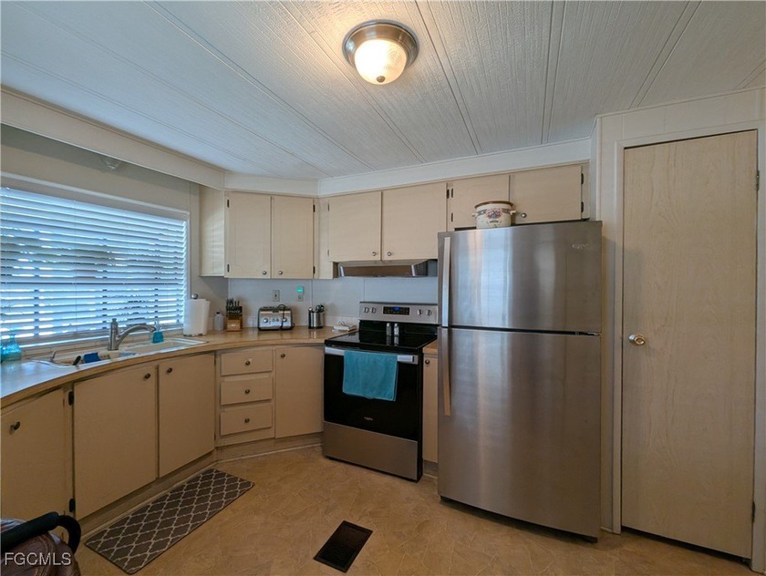 Welcome to this beautifully maintained 2-bedroom, 2-bathroom - photo 4