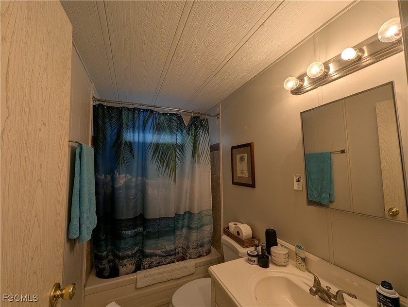 Welcome to this beautifully maintained 2-bedroom, 2-bathroom - photo 8