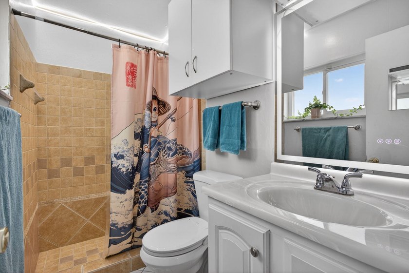 IMPACT WINDOWS- BRAND NEW KITCHEN! Welcome to this spacious and - photo 15
