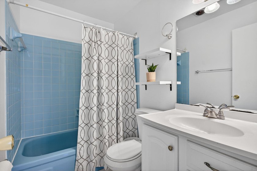 IMPACT WINDOWS- BRAND NEW KITCHEN! Welcome to this spacious and - photo 22