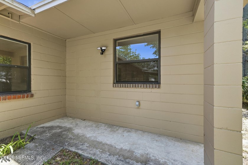 Looking for a move in ready, concrete block home? This is it! - photo 22