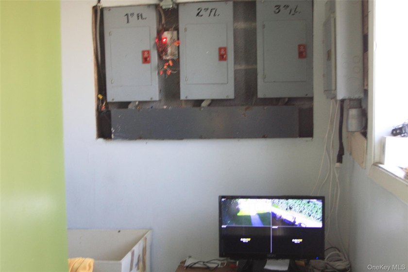 3 unit, corner property, new boiler, Water tank good, in window - photo 8