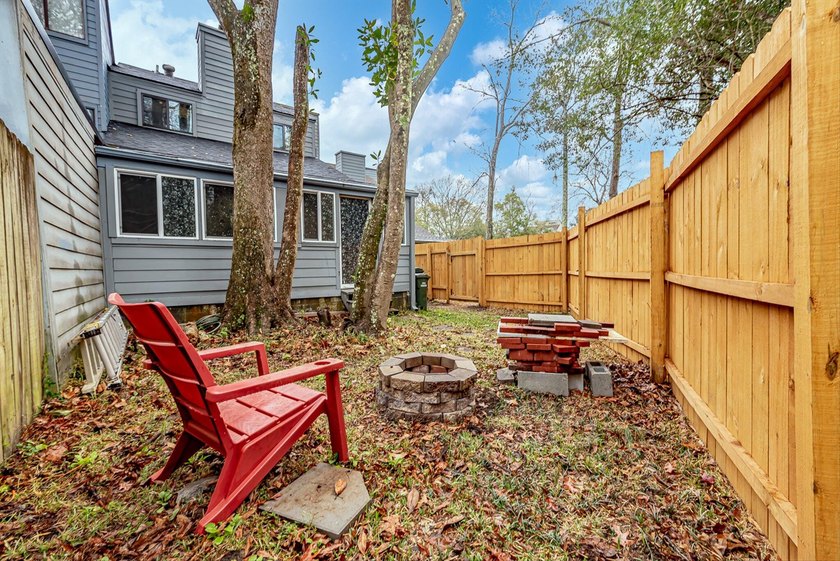 Welcome to this beautiful 4-bedroom townhouse offering plenty of - photo 33