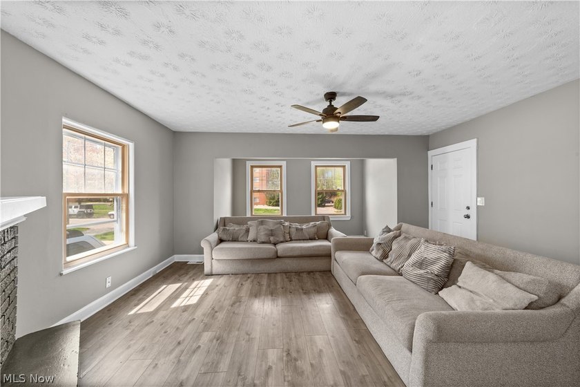 Fantastic investment or owner-occupant opportunity! This fully - photo 3