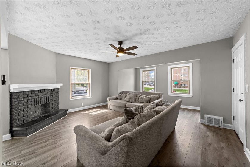Fantastic investment or owner-occupant opportunity! This fully - photo 5