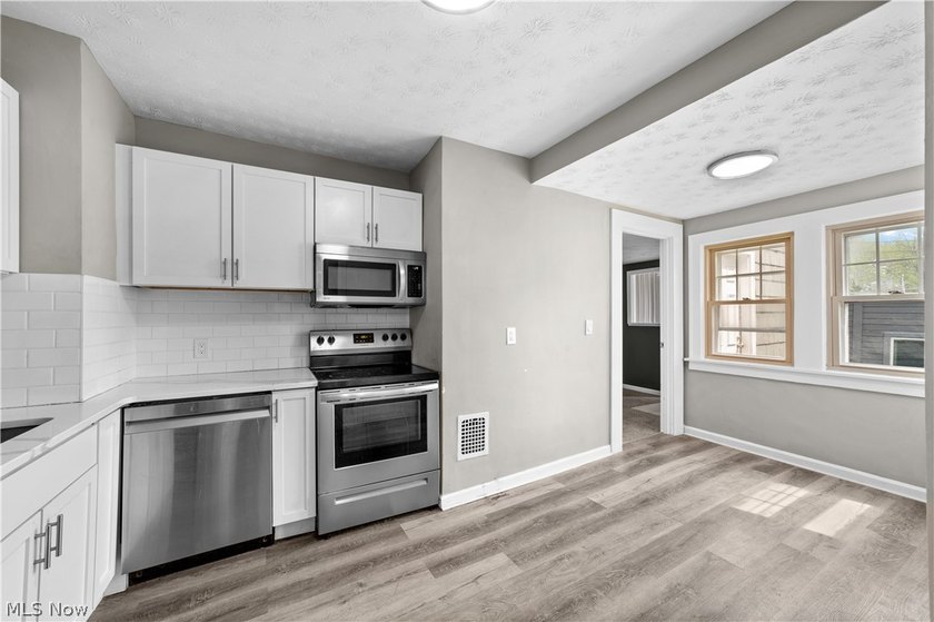 Fantastic investment or owner-occupant opportunity! This fully - photo 8