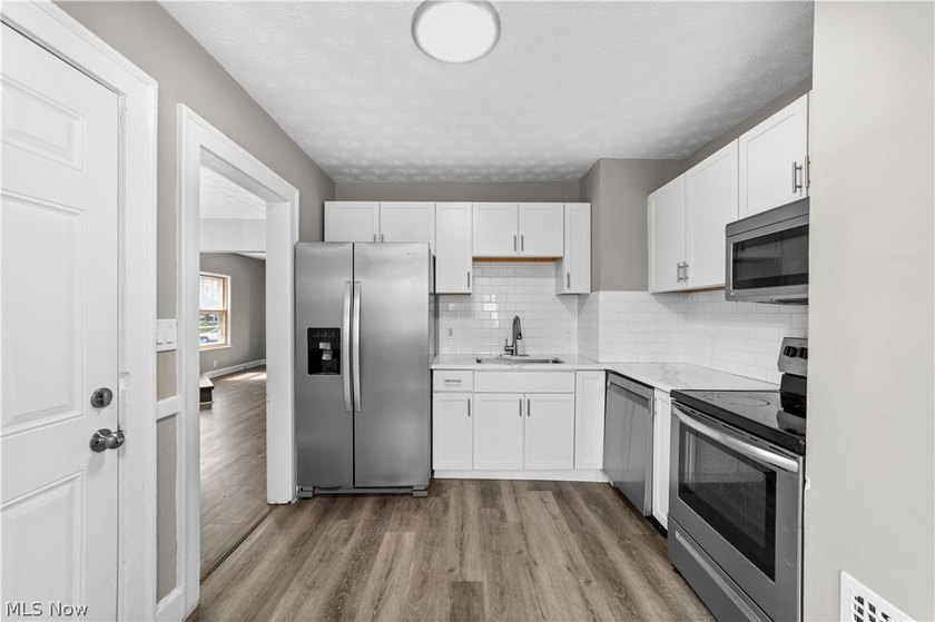 Fantastic investment or owner-occupant opportunity! This fully - photo 9