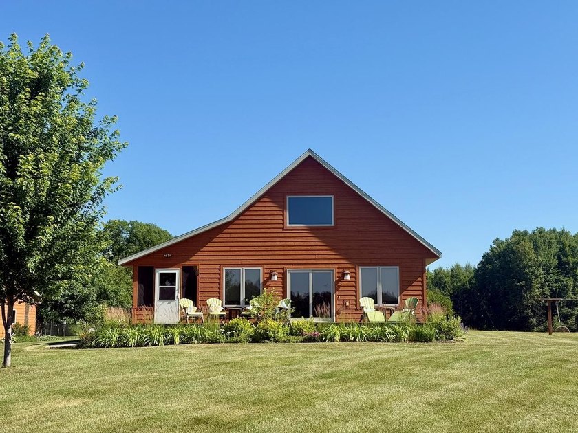 This exceptional property, situated east of Hinckley and south - photo 2