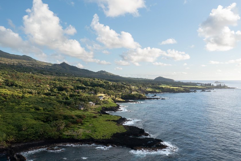 Escape to your own private paradise in the serene coastal town - photo 3