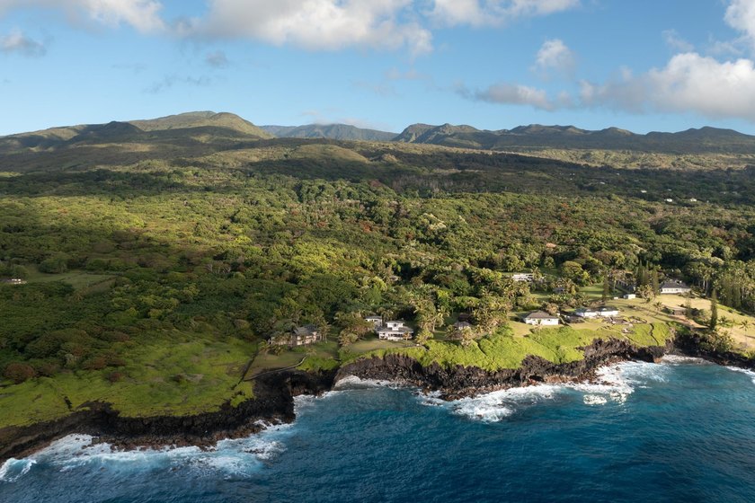 Escape to your own private paradise in the serene coastal town - photo 4
