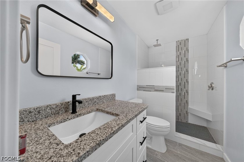 This beautifully renovated move in ready home offers 3 bedrooms - photo 25