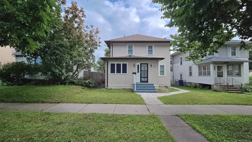 Beautiful large home located minutes away from Lake Phalen. This - photo 2