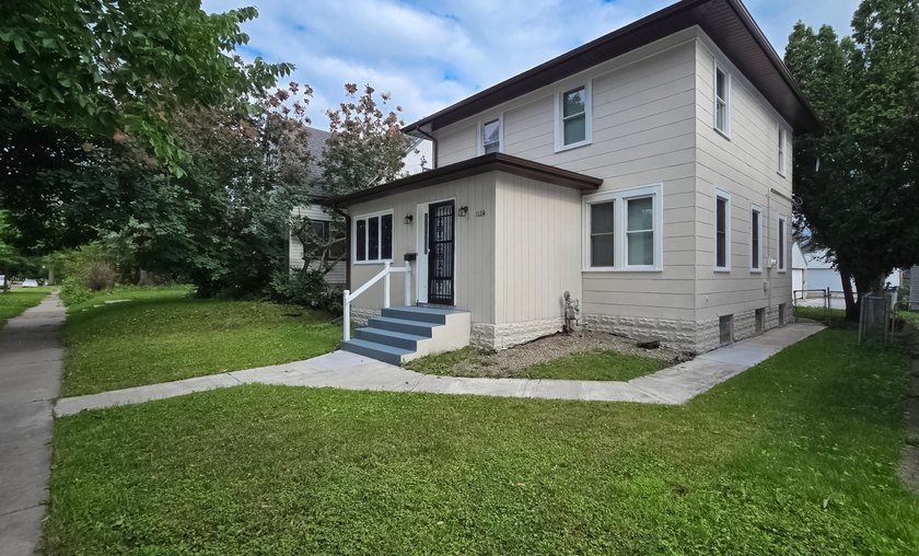 Beautiful large home located minutes away from Lake Phalen. This - photo 4