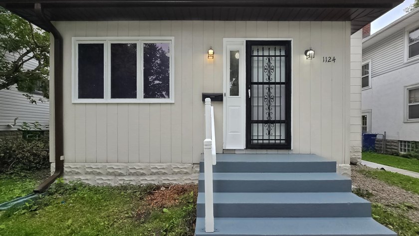 Beautiful large home located minutes away from Lake Phalen. This - photo 5
