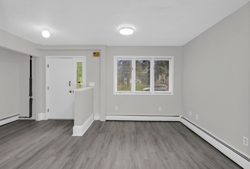 Beautiful large home located minutes away from Lake Phalen. This - photo 7