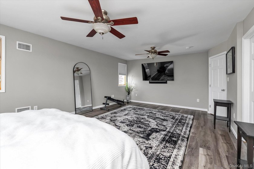 Bellmore water view 4-bedroom 2 bath colonial. Two 1st floor - photo 13