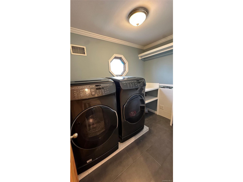 Bellmore water view 4-bedroom 2 bath colonial. Two 1st floor - photo 18