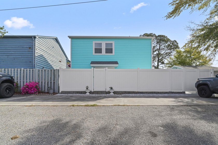 This is a beautifully maintained and updated 3 bed 2 bath home - photo 7