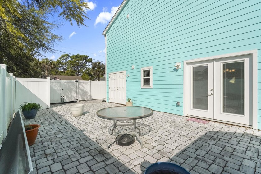 This is a beautifully maintained and updated 3 bed 2 bath home - photo 8