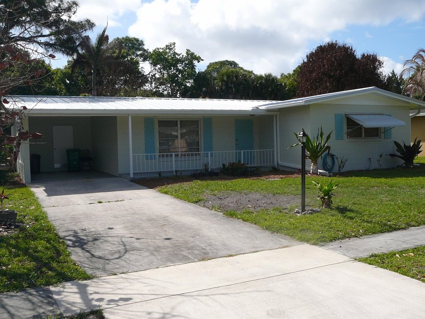 BEAUTIFUL 2/2 WITH CARPORT, CONCRETE BLOCK, NEW METAL ROOF AND - photo 2