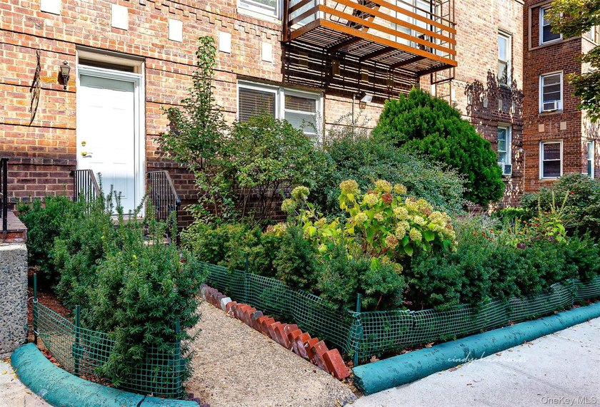 Perfect for pet lovers - no stairs here, just step right outside - photo 29