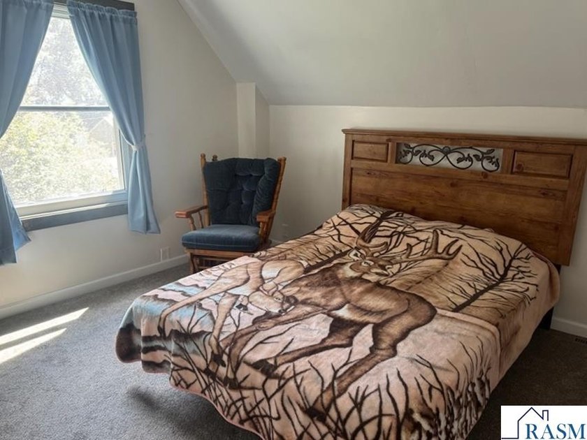 Welcome Home! This tastefully decorated home offers warmth and - photo 12