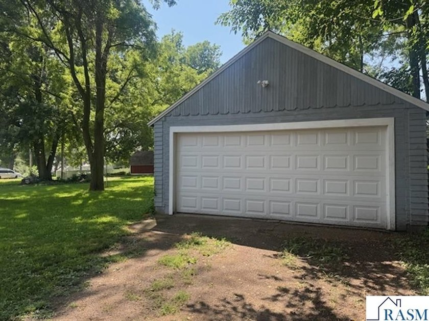 Welcome Home! This tastefully decorated home offers warmth and - photo 19
