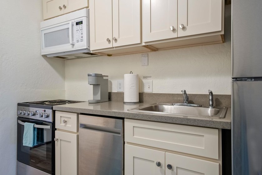 Excellent renovated studio unit located in the sweet spot of - photo 2