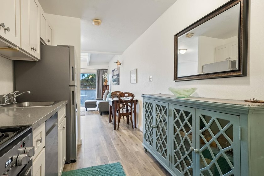 Excellent renovated studio unit located in the sweet spot of - photo 4