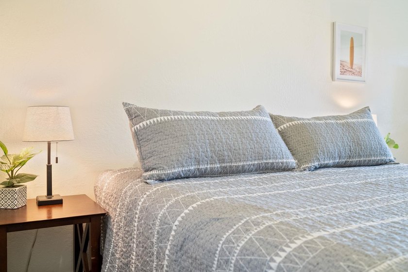 Excellent renovated studio unit located in the sweet spot of - photo 7