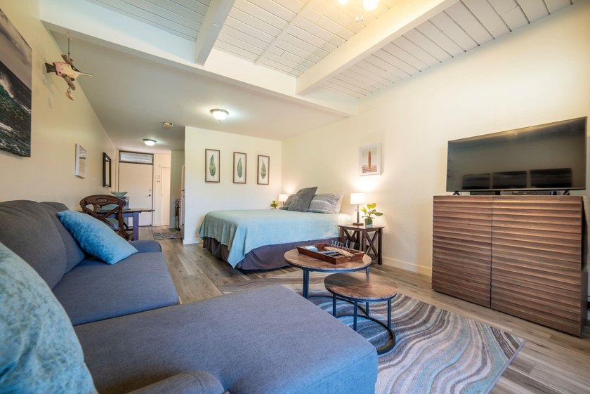 Excellent renovated studio unit located in the sweet spot of - photo 8
