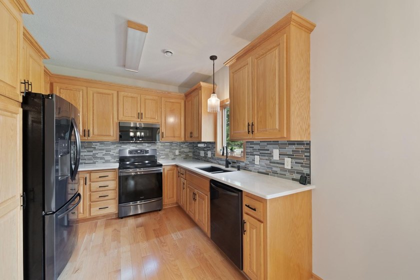 Rare opportunity to own these highly desired 55+ one level - photo 3