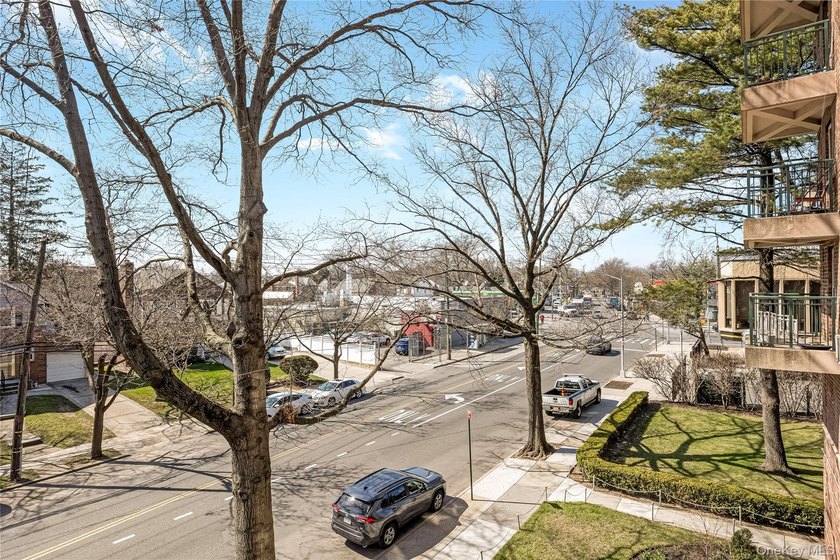 This is a very rare, third floor, 2 bedroom, 2 bathroom, CoOp - photo 25