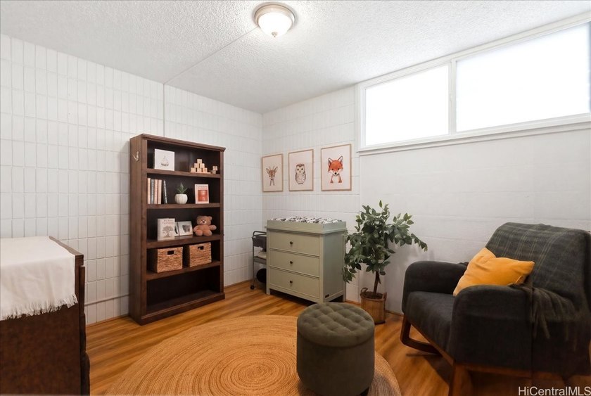 You'll enjoy this tucked away, third floor home, with it's sweet - photo 4