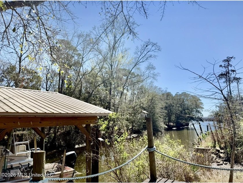 Gorgeous large home with access to the Pascagoula River with - photo 14