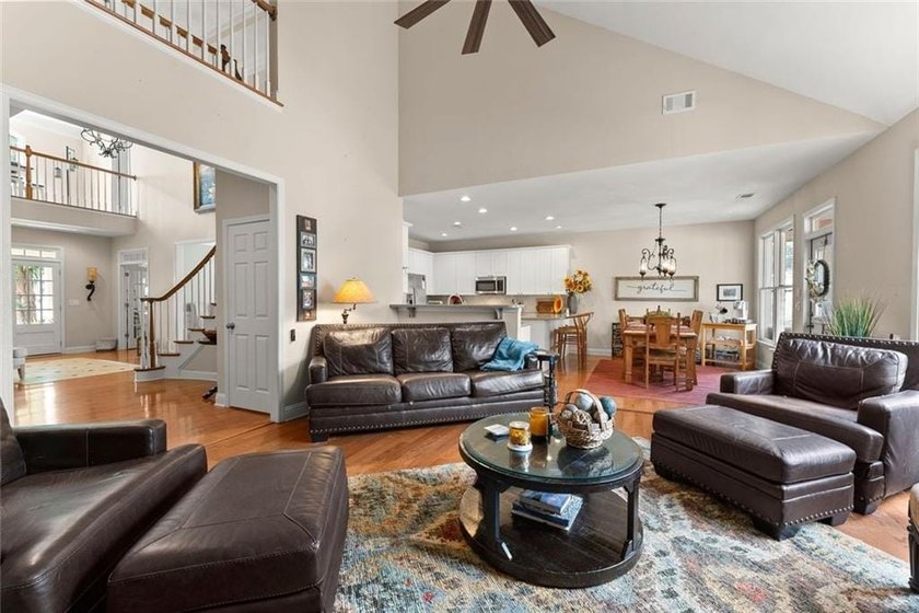 Welcome to your new home, perfectly situated on the 15th fairway - photo 10