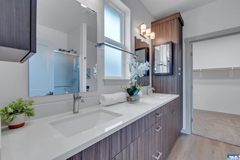 If you want low-maintenance, comfort and convenience, take a - photo 32